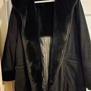 Chic Black Coat with Plush Faux Fur Collar